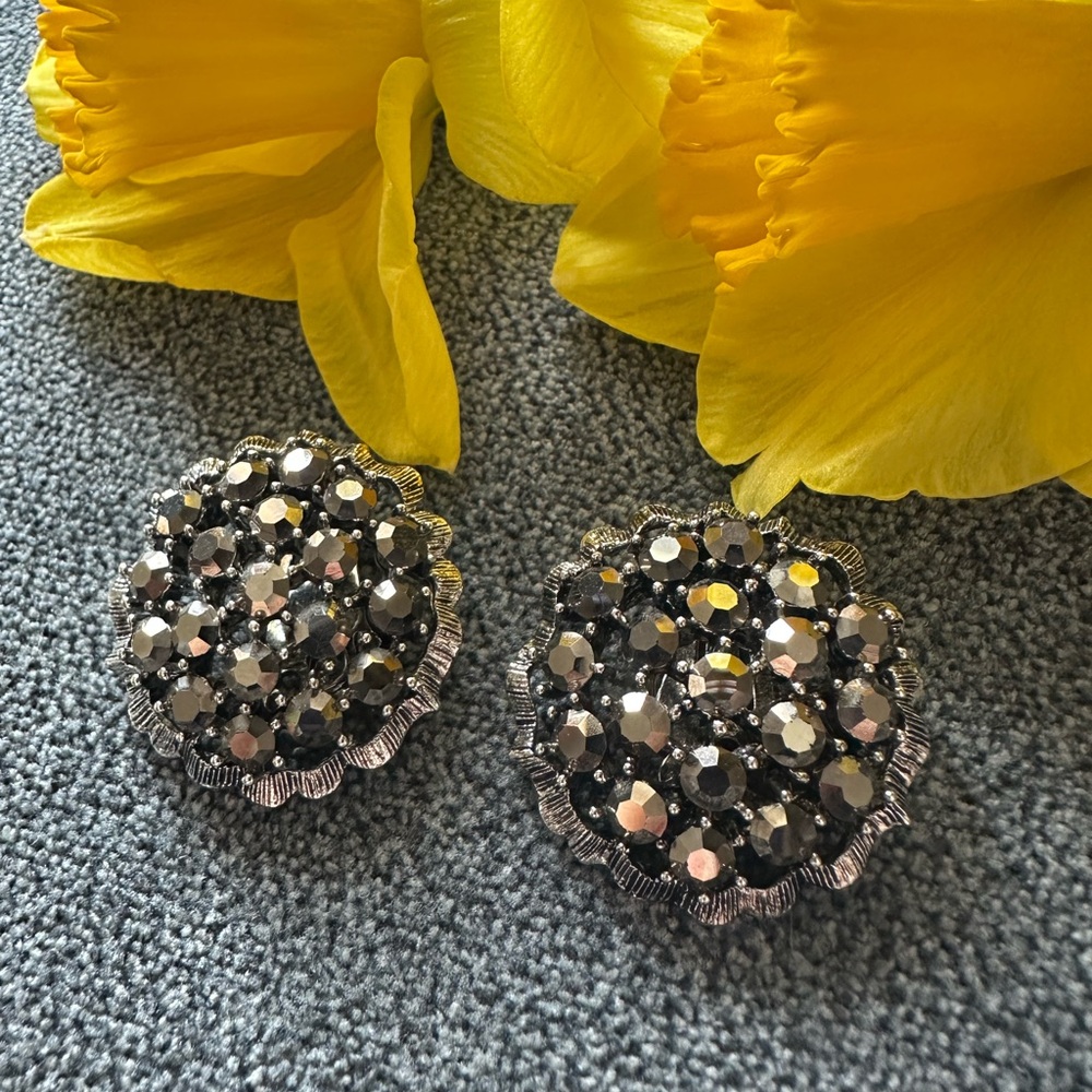 Classic Weiss Rhinestone Clip Earrings